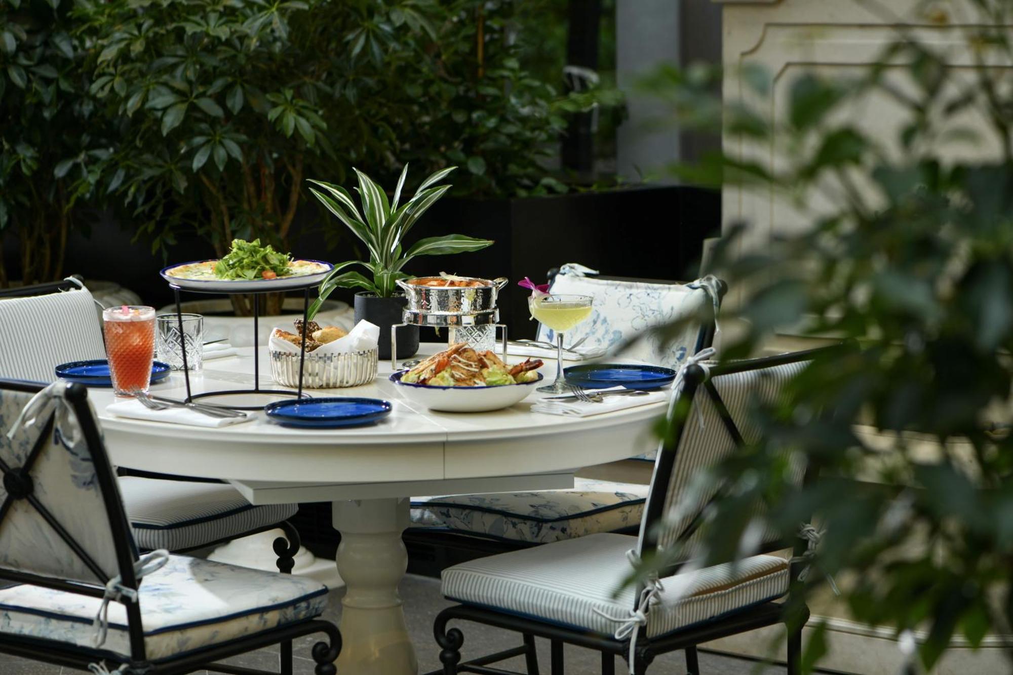 Banyan Tree Doha At La Cigale Mushaireb Exterior foto A table set for afternoon tea at the Mandarin Oriental, Paris